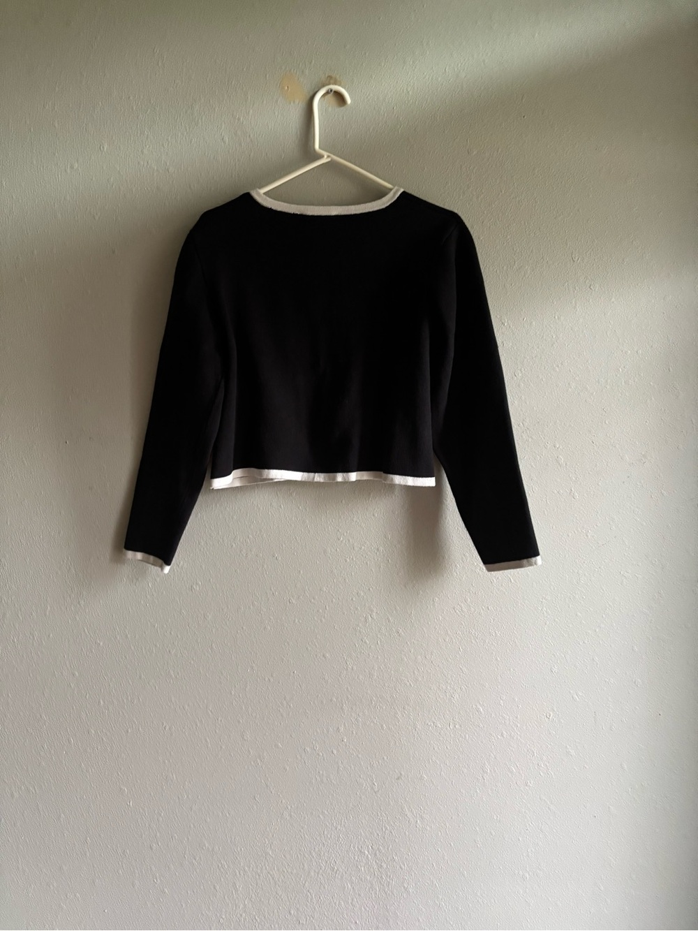 Alexia Admor Black Cropped Jacket with White Trim - Picture 3 of 5